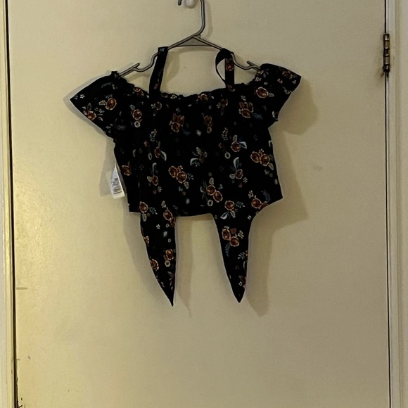 Pretty black short top with flowers with pretty ropes. - Picture 2 of 2